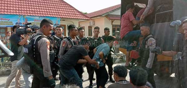 PENYAKIT MASYARAKAT: Personel Direktorat Sampta Polda Kalteng saat mengamankan para pelaku perjudian. Penggerebekan di lakukan sebagai tindak lanjut  dari pengaduan masyarakat.(DODI RADAR PALANGKA)
