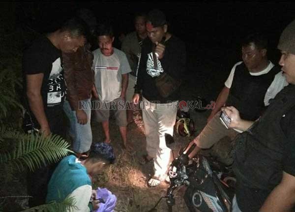 TERTANGKAP: Pelaku peredaran narkoba jenis sabu saat diamanakan dan barang bukti narkotika yang didapat dari tangan pelaku, yakni seberat 200 gram sabu.(   ISTIMEWA POLSEK BANTING For RADAR SAMPIT)