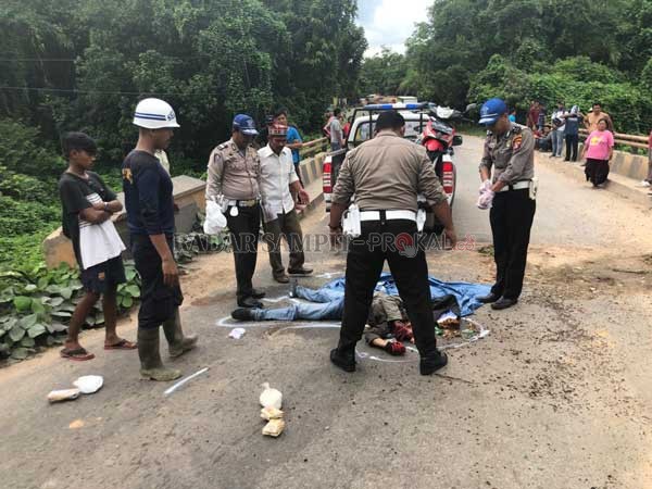 LAKA TUNGGAL ; Anggota Satlantas Polres Kobar saat mengevakuasi korban laka tunggal di kilometer 44, Desa Sulung, Kecamatan Arut Selatan, Kabupaten Kotawaringin Barat (Kobar).(ISTIMEWA/RADAR PANGKALAN BUN)