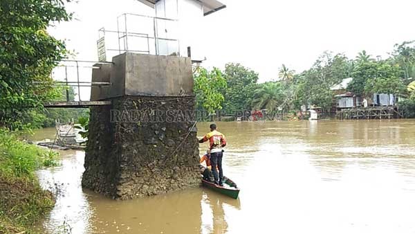 PANTAU KETINGGIAN AIR ; Petugas BPBD Kobar saat memantau ketinggian muka air sungai Arut di Kecamatan Arut Utara.(BPBD KOBAR/RADAR PANGKALAN BUN)