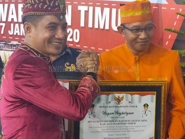 TERIMA PENGHARGAAN : Dinas Kependudukan dan Pencatatan Sipil (Disdukcapil) Kotim menerima penghargaan yang diserahkan Bupati Kotim atas pencapaian SOPD terbaik I kategori pengelolaan anggaran kecil, APBD Pemkab Kotim Tahun Anggaran 2019,  Selasa (7/1).(YU
