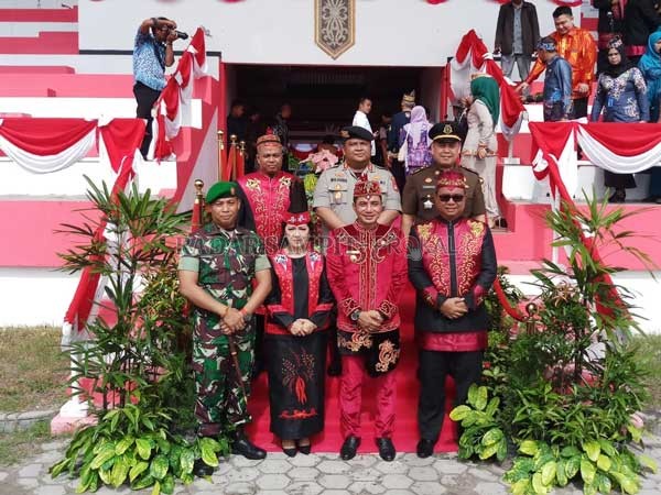 FOTO BERSAMA: Bupati Kotim Supian Hadi, berfoto bersama dengan Ketua DPRD Kotim Rinie, Kapolres Kotim AKBP Mohammad Rommel, Dandim 1015 Sampit Letkol CZI Akhmad Safari, perwakilan Kajari Kotim, dan perwakilan Pemerintah Provinsi Kalimantan Tengah, pada sa