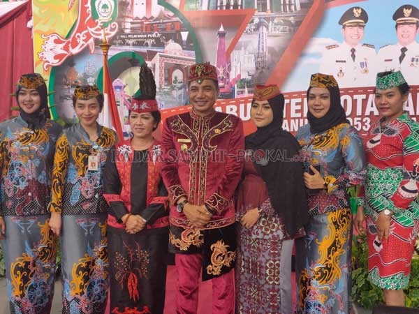FOTO BERSAMA: Bupati Kotim Supian Hadi bersama Ketua DPRD Kotim Rinie ,dan Anggota DPRD Kotim Modika Latifah Munawarah.(YUNI/RADAR SAMPIT)