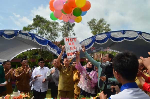 HUT: Kepala SMK Negeri 1 Sampit Drs. Lismayani bersama Wakil Bupati Kotawaringin Timur melepas balon ulang tahun.
