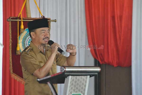 GOTONG ROYONG : Bupati Seruyan Yulhaidir menyerukan kepada masyarakat Seruyan untuk tidak meninggalkan budaya gotong royong.(HENDRI EDITIA/RADAR SAMPIT)