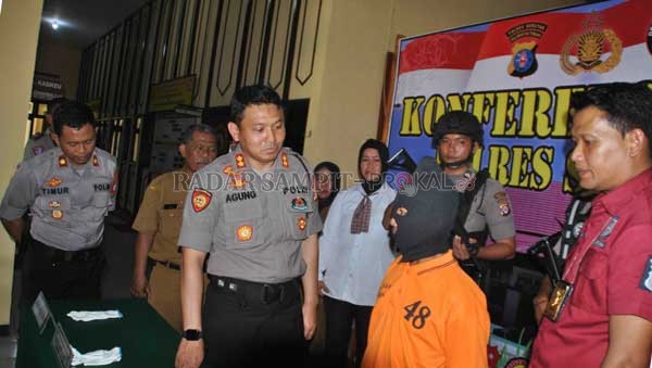 Kapolres Seruyan AKBP Agung Tri Widiantoro membeber tersangka perdagangan manusia di Kuala Pembuang Senin (13/1).(HENDRI EDITIA/RADAR SAMPIT )