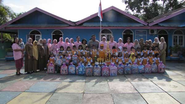 Kapolres Kotim bersama pengurus yayasan dan dewan guru TK Kemala Bhayangkari 18 Sampit usai pembagian hadiah.