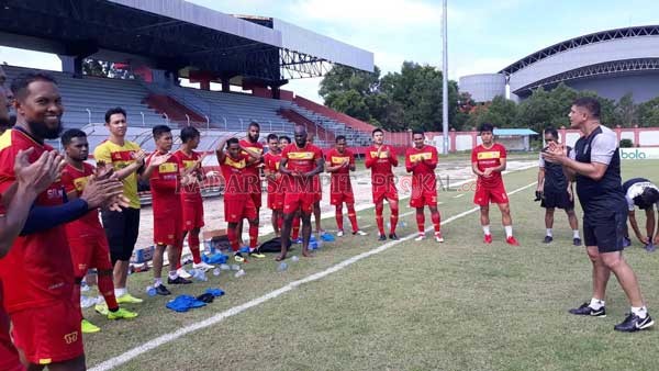 KENANGAN : Skuad Kalteng Putra ketika menjalani latihan di stadion Tuah Pahoe, ketika masih berada di Liga 1 musim 2019 lalu.(DOK. DODI RADAR PALANGKA)