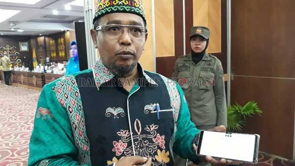 Habib Ismail Bin Yahya saat diwawancara awak media.(DODI/RADAR SAMPIT)