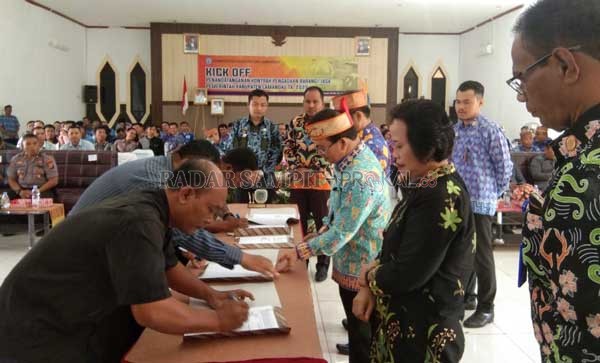 PROGRAM KERJA : Wakil Bupati Lamandau Riko Porwanto saat menyaksikan penandatanganan kontrak pengadaan barang dan jasa program pembangunan tahun 2020.( RIA MEKAR/RADAR SAMPIT)