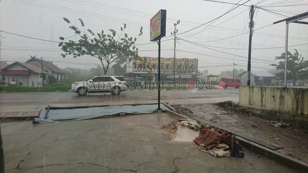 HUJAN : Sebagian besar wilayah Kota Palangka Raya beberapa waktu belakangan sering digurur hujan dengan intensitas sedang hingga tinggi. Masyarakat pun diminta waspada terhadap potensi kerugian yang bisa saja terjadi.(YUSHO/RADAR SAMPIT)