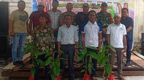 Penyerahan bibit kakao oleh Forkompimcam kepada  ketua poktan  dilanjutkan pelaksanaan tanam perdana di lahan pekarangan milik  Kurnadi di Km 32 Pundu.