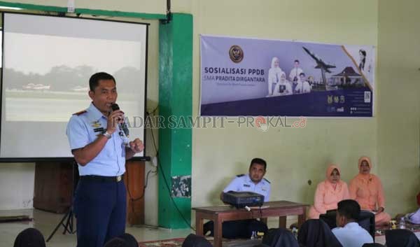 SOSIALISASI : Komandan Lanud Iskandar, Pangkalan Bun, Letkol Pnb Didik Setiya Nugroho sosialisasikan Penerimaan Peserta Didik Baru (PPDB) SMA Pradita Dirgantara kepada para pelajar SMP Negeri 1 Kumai Kabupaten Kotawaringin Barat (Kobar), Jumat (17/1).(SYA