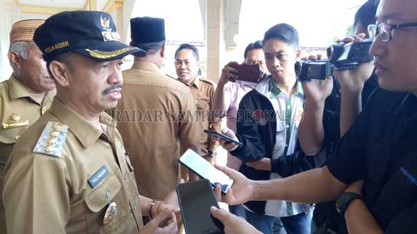 WAWANCARA: Bupati Seruyan Yulhaidir saat diwawancara awak media di sela - sela kegiatannya belum lama ini.(HENDRI/RADARSAMPIT)