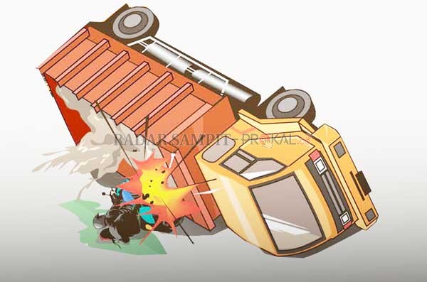 TEWAS MENGENASKAN: Puluhan petugas PMI Kotim saat melakukan evakuasi jasad pasutri yang tewas setelah terlibat kecelakaan lalu lintas di Jalan HM Arsyad Km 7, Senin (20/1).(FAHRY/RADAR SAMPIT)