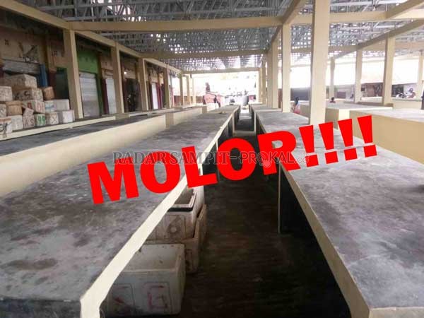 RENOVASI PASAR:  Renovasi pembangunan lapak ikan di Pasar Keramat yang masih dalam tahap finshing dalam waktu dekat ini bakal rampung, Senin (20/1).(HENY/RADAR SAMPIT)