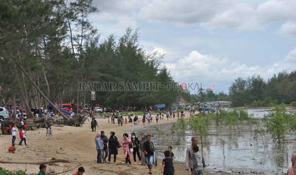 PARIWISATA : Objek wisata Pantai Sungai Bakau di Kabupaten Seruyan ini ramai dikunjungi di hari-hari besar keagamaan dan libur panjang.(Dok.HENDRI EDITIA/RADAR SAMPIT)         Dok.HENDRI EDITIA/RADAR SAMPIT     PARIWISATA : Objek wisata Pantai Sungai Baka