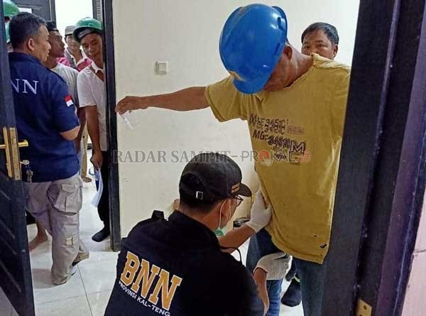 PEMERIKSAAN: Petugas Badan Narkotika Nasional (BNN) Provinsi Kalteng ketika menggelar tes urine di karyawan di PT Susantri Permai dan Dwie Warna Karya, Kabupaten Kapuas, kemarin.(ISTIMEWA/ BNNP KALTENG)