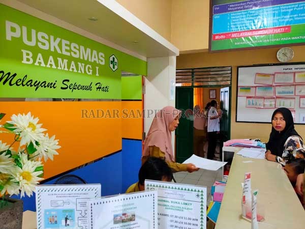 PELAYANAN: Petugas loket Puskesmas Baamang I sedang memberikan pelayanan kepada pasien yang akan berobat, Senin (20/1).(YUNI/RADARSAMPIT)