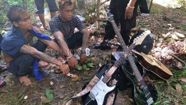 RINGKUS: Polisi mengamankan dua pemuda yang mencuri alat musik gereja di Tumbang Lahang, Minggu (19/1).(POLSEK KATINGAN TENGAH)