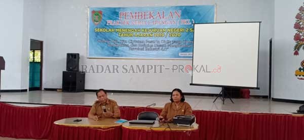 PEMBEKALAN: Kepala dan Humas SMK N 2 Sampit tengah memberikan pembekalan Praktik Kerja Lapangan (PKL) bagi siswa-siswinya.(DINTYA AYU PURIKA/RADAR SAMPIT)