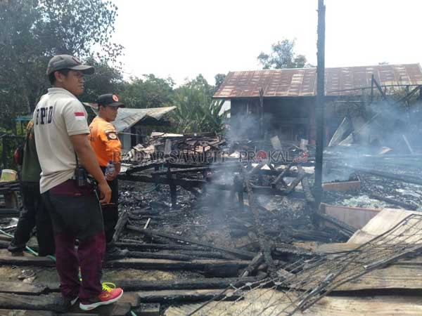 LUDES : Kebakaran di Desa Muara Laung II, Kabupaten Murung Raya menghanguskan tiga unit rumah, Selasa (21/1) sekitar pukul 10.45 WIB.(RENO/RADAR SAMPIT)