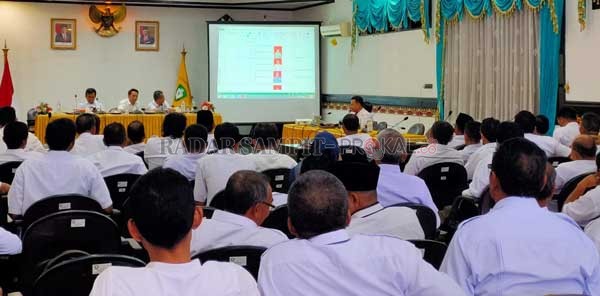 PILKADES: Kegiatan rapat Panitia Pemilihan Kepala Desa Tingkat Kabupaten (Panpilkab) yang diadakan di Aula Lantai II Sekretariat Daerah (Setda) Kotim, Rabu (22/1).(YUNI/RADAR SAMPIT)