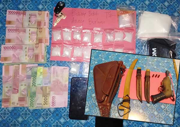 BARANG BUKTI : Sebanyak 22 paket sabu, serta senjata tajam dan pistol rakitan yang ditemukan di mobil bandar sabu inisial AB, saat diamankan di Jalan Ahmad Yani kilometer 6,5 Bartim.(IST)