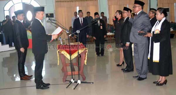 LANTIK : Bupati Gumas Jaya S Monong ketika melantik dan mengambil sumpah janji pejabat struktural di lingkungan Pemkab setempat, di GPU Damang Batu, Selasa (21/1) sore.(ARHAM SAID/RADAR SAMPIT)