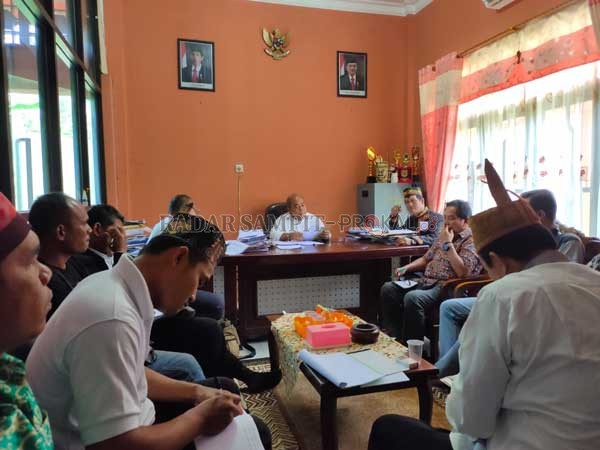 Suasana mediasi antara debt collector dan pemilik mobil di Sekretariat Dewan Adat Dayak (DAD) Kotim.(DIAN TARESA/RADAR SAMPIT)