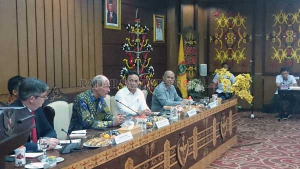 KOORDINASI: Pemprov Kalteng, serta Duta Besar dan perwakilan Kerajaan Belanda dipimpin   Lambert Grijn,  ketika membahas rencana kedatangan raja dan ratu negeri kincir angin tersebut, Rabu (21/1)  kemarin.(YUSHO/RADAR SAMPIT)
