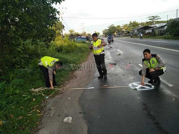 LOKASI KEJADIAN: Unit Laka Satlantas Polresta Palangka Raya saat  olah TKP Laka Lantas di Jalan Tjilik Riwut kilometer 9  Kelurahan Bukit Tunggal Kecamatan Jekan Raya, yang menewaskan M Sulaiman (39), kemarin.(istimewa)