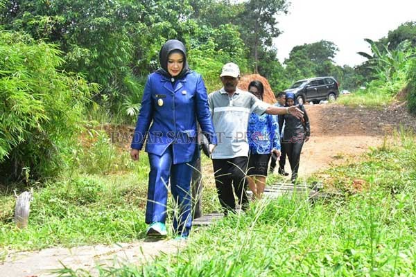 PANTAU LANGSUNG : Wakil Wali Kota Umi Mastikah memantau dan mengunjungi serta melihat langsung kondisi kota Palangka Raya.  (IST/HUMAS PEMKOT FOR RADAR PALANGKA)