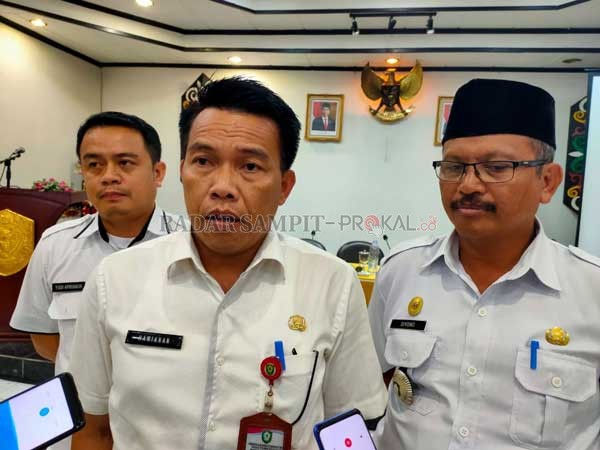 PILKADES : Kepala Dinas Pemberdayaan Masyarakat dan Desa (DPMD) Hawianan ditemui awak media, berbicara tentang pelaksanaan seleksi ulang dua desa peserta Pilkades seretak.(YUNI/RADAR SAMPIT)