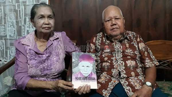 TOKOH: F Selly Duyan (82) dan sang istri Enat H Saleh Andung, yang merupakan keturunan Ngabe Anom Soekah, tokoh pendiri Pahandut, saat dijumpai koran ini, kemarin.(DODI/RADAR PALANGKA)