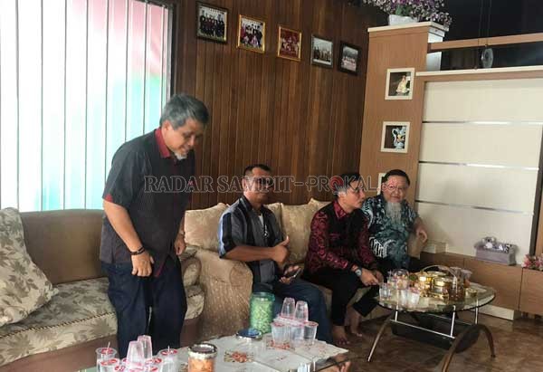 IMLEK: Bupati Kotawaringin Timur (Kotim) Supian Hadi melakukan safari imlek ke rumah tokoh keturunan tionghoa yang ada di Sampit, Sabtu (25/1).(IST/RADAR SAMPIT)