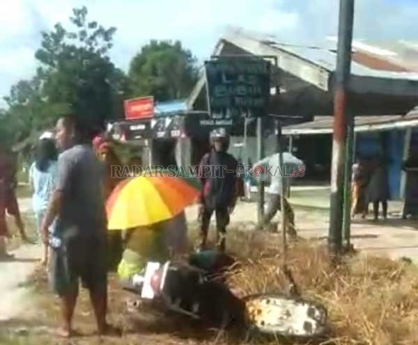 RUSAK BERAT : Kecelakaan hebat melibatkan kendaraan roda dua jenis Suzuki GSX Sport 150 cc dengan Honda Legenda terjadi di jalan raya menuju Desa Kubu, tepatnya di Jalan Pasir Putih, Desa Sungai Kapitan, Kecamatan Kumai, Kabupaten Kotawaringin Barat, Ming