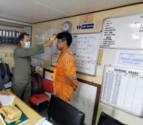 PERIKSA KESEHATAN : KKP Kelas III Sampit saat melakukan screening terhadap salah satu ABK kapal China di Kotim.(KKP SAMPIT )