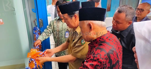 PERSEMIAN: Wakil Bupati Kotim M Taufiq Mukri saat akan melakukan pemotongan pita, pada acara peresmian pembukaan salah satu bank syariah kantor cabang pembantu Sampit, Senin (27/1).(YUNI/RADAR SAMPIT)