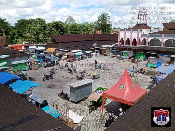 PENATAAN:  Disperdagin memerintahkan petugas keamanan untuk melakukan pembersihan lebih lanjut diarea kios bangunan Pasar Eks Teater Mentaya yang tidak lama lagi bakal ditempati pedagang, Senin (27/1).