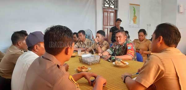 MERESAHKAN : Camat Arutara dan kepala desa serta para tokoh adat dan masyarakat adakan pertemuan tertutup menyikapi isu ngayau yang meresahkan masyarakat. (SYAMSUDIN/RADAR PANGKALAN BUN)