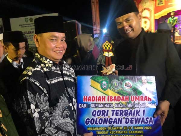 PENUTUPAN: Sekda Kotim Halikinnor saat menyerahkan secara simbolis hadiah kepada pemenang, saat menutup MTQ ke 51 tingkat Kecamatan Baamang, Senin (27/1) malam.(YUNI/RADAR SAMPIT)