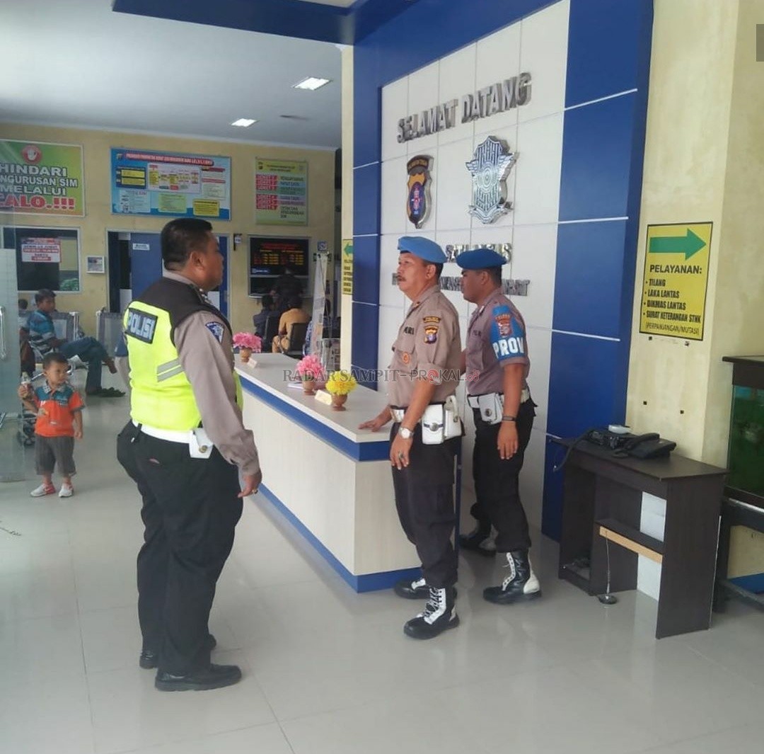 BEBAS PUNGLI: Sie Propam Polres Kobar pantau pelayanan Satlantas. Pihaknya juga memastikan pelayanan publik bebas Pungli. (HUMAS POLRES KOBAR/RADAR PANGKALAN BUN)