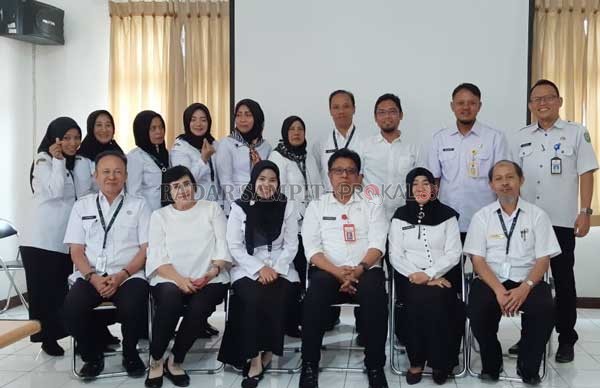 KUNJUNGAN: Dinas Penanaman Modal Terpadu Satu Pintu Kabupaten Barito Utara (Batara) bertandang ke DPMPTSP Kotawaringin Timur (Kotim), untuk mempelajari beberapa hal terkait perizinan dan investasi di Kotim, Rabu (29/1).(RADO/RADARSAMPIT)