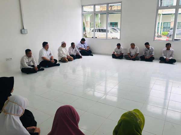 SYUKURAN: Jajaran pegawai RSUD dr Murjani Sampit saat menggelar syukuran di gedung Instalasi Farmasi Penunjang ketika bangunan itu selesai, 6 Maret 2019 lalu.(rsud-drmurjani.go.id)