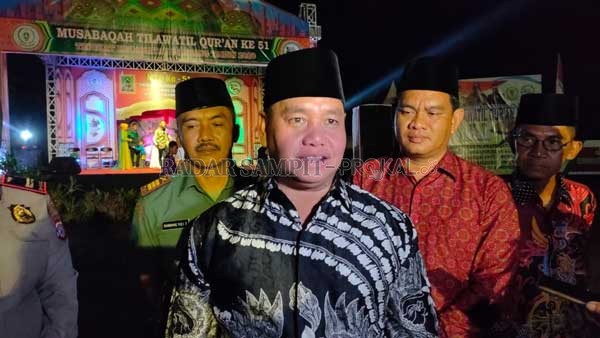 WAWANCARA: Sekretaris Daerah (Sekda) Kotawaringin Timur (Kotim) Halikinnor saat diwawancarai awak media, baru-baru tadi.(YUNI/RADAR SAMPIT)