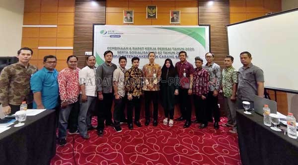 PEMBINAAN: Kepala BP Jamsostek Mulyono Adi Nugroho bersama agen Penggerak Jaminan Sosial Indonesia (Perisai) di Aquarius Boutique Hotel Sampit, Kamis (30/1).