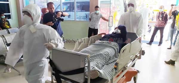 SIMULASI: Tim Gerak Cepat melakukan penanganan evakuasi penumpang pesawat di Bandara Iskandar yang dicurigai terserang virus corona ke RSUD Sultan Imanuddin Pangkalan Bun, peristiwa tersebut merupakan simulasi yang dilakukan oleh RSUD, Jumat (31/1)/(SULIS