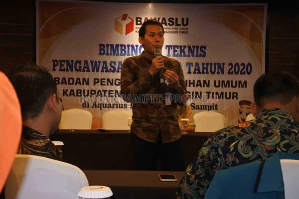 DILINDUNGI JAMSOSTEK: Pegawai BP Jamsostek Cabang Sampit Aditya Darmawan menyosialisasikan program JKK dan JKm kepada Panwascam di Aquarius Boutique Hotel Sampit, Kamis (30/1). (HERU/RADAR SAMPIT)