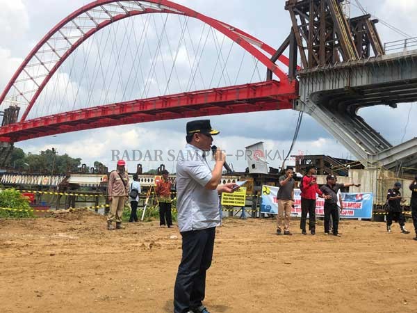 MEGAH : Gubernur Kalteng Sugianto Sabran, ketika meninjau Jemabatan Tumbang Samba belum lama tadi.(istimewa)